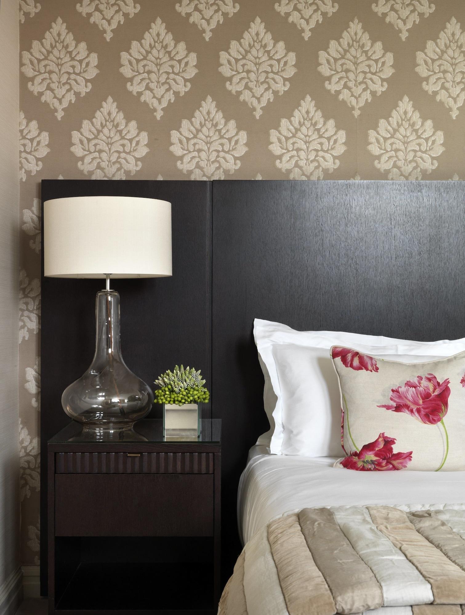 เดอะ เวสต์บิวรี โฮเต็ล Hotel ดับลิน ภายนอก รูปภาพ A lamp on a bedside table
