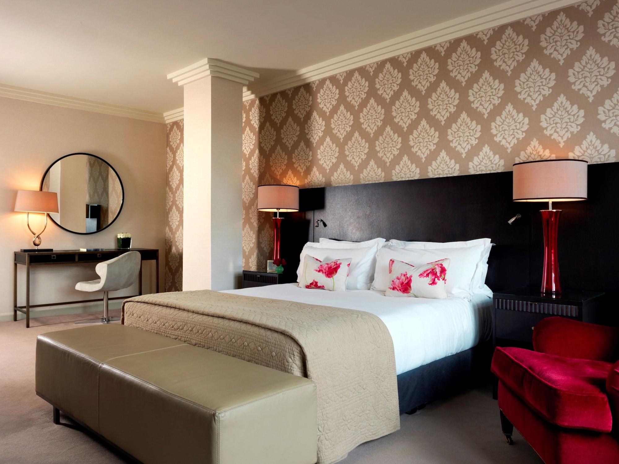 เดอะ เวสต์บิวรี โฮเต็ล Hotel ดับลิน ห้อง รูปภาพ A bedroom at The Ivy Hotel